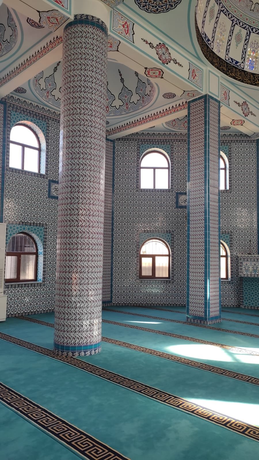 Cami iç görünüm — turkuaz sütun