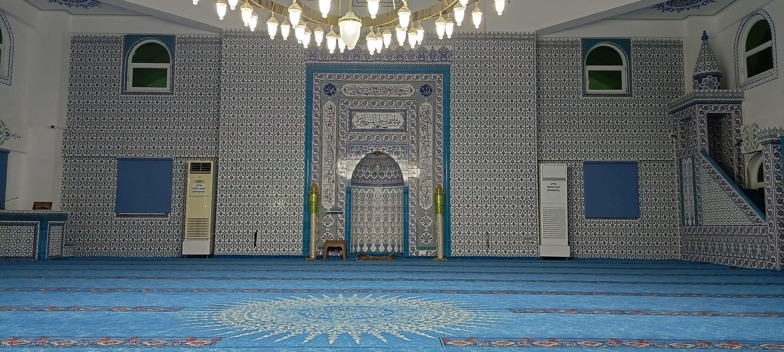Cami mihrap — geniş duvar