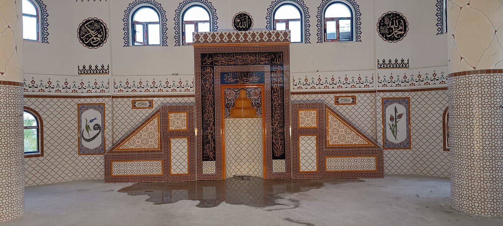 Cami mihrap — hat kuşaklı