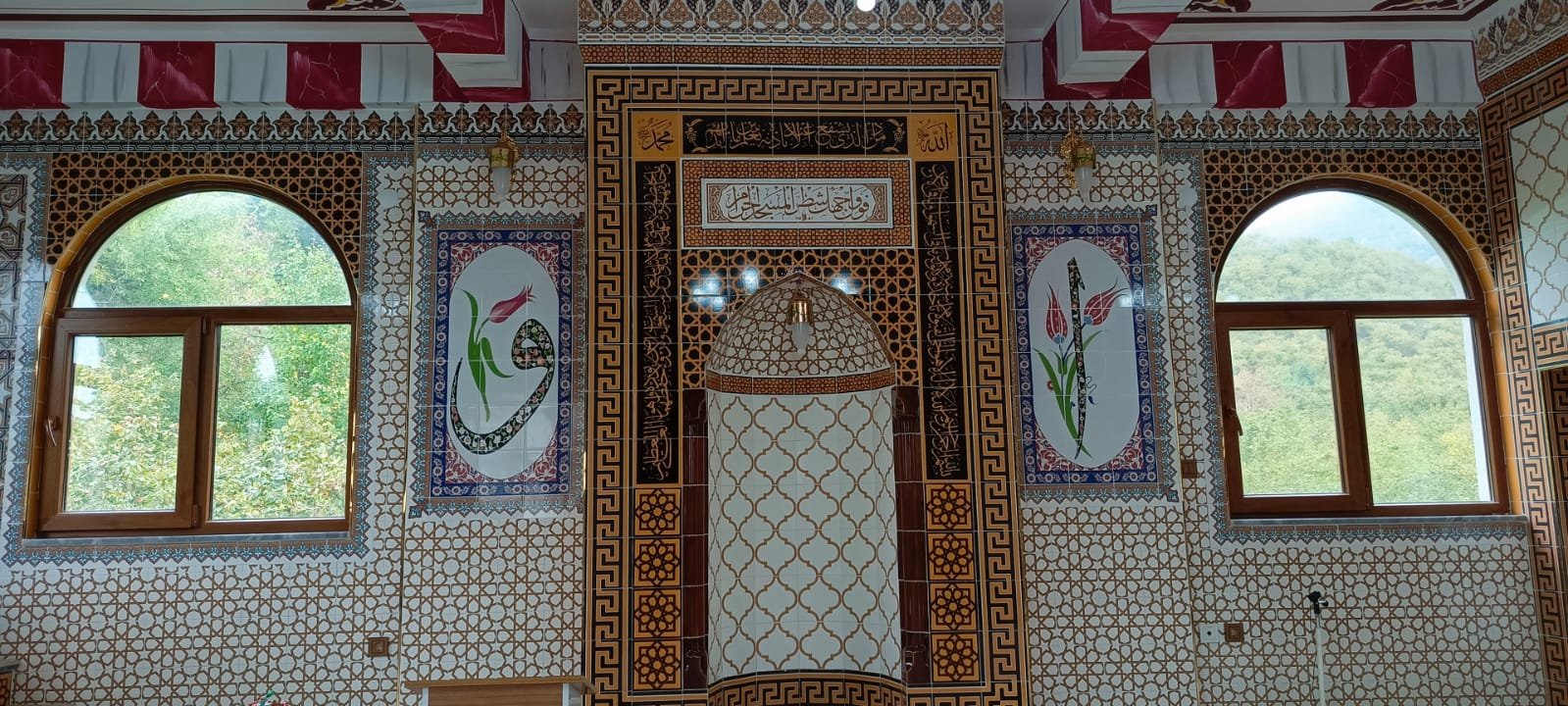 Cami mihrap — lale yan panel