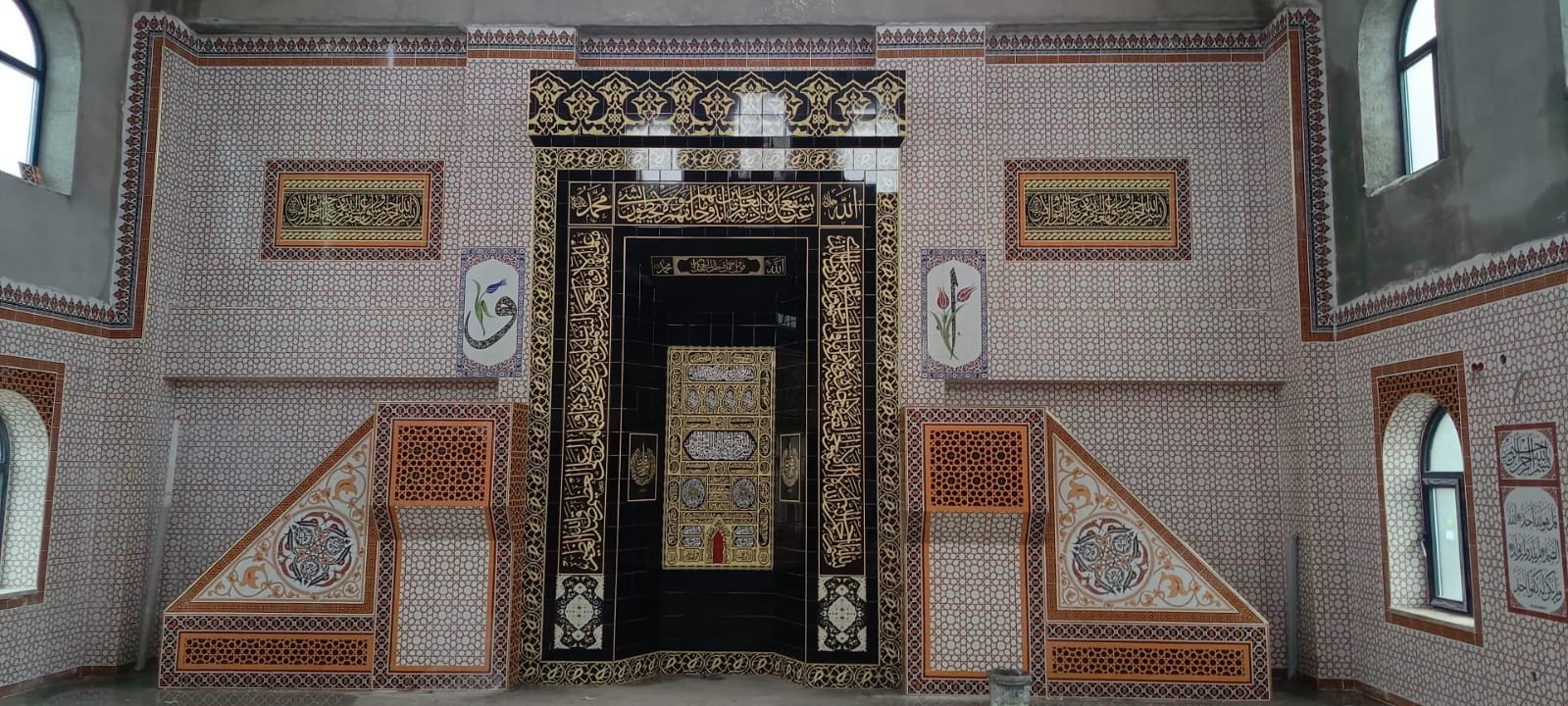 Cami mihrap — kuşak yazısı çerçeveli